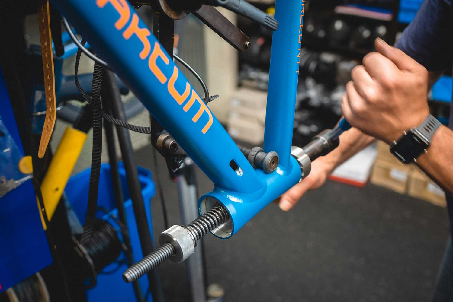 Velofaktum Fahrräder werden individuell von Andreas in seiner Werkstatt zusammen gebaut.