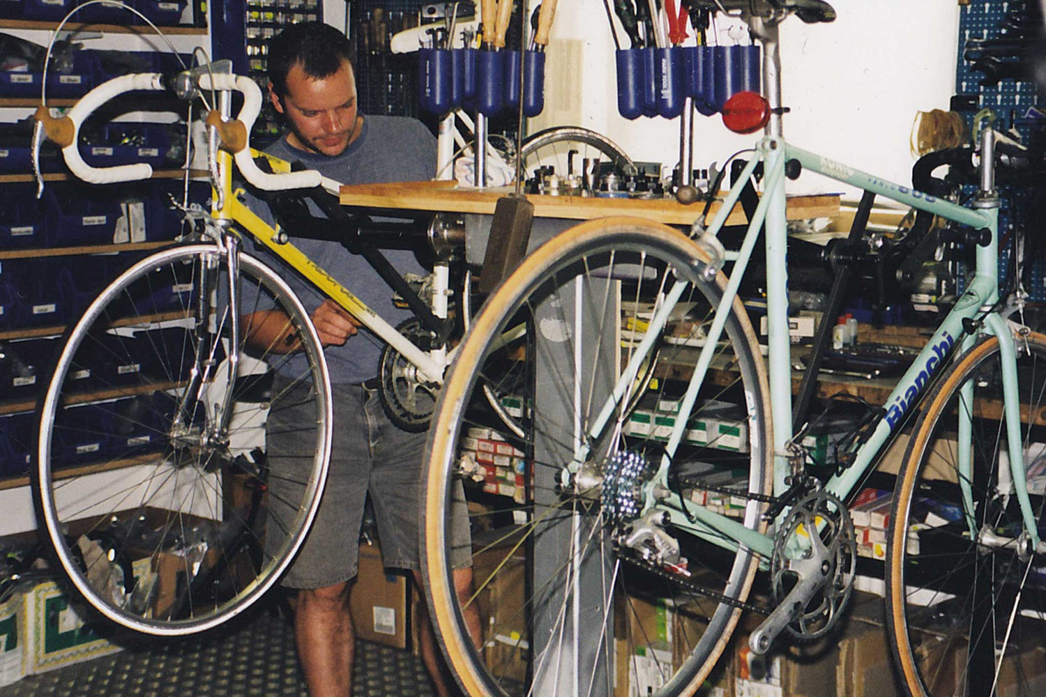 Inhaber Andreas in jungen Jahren in seiner Werkstatt.