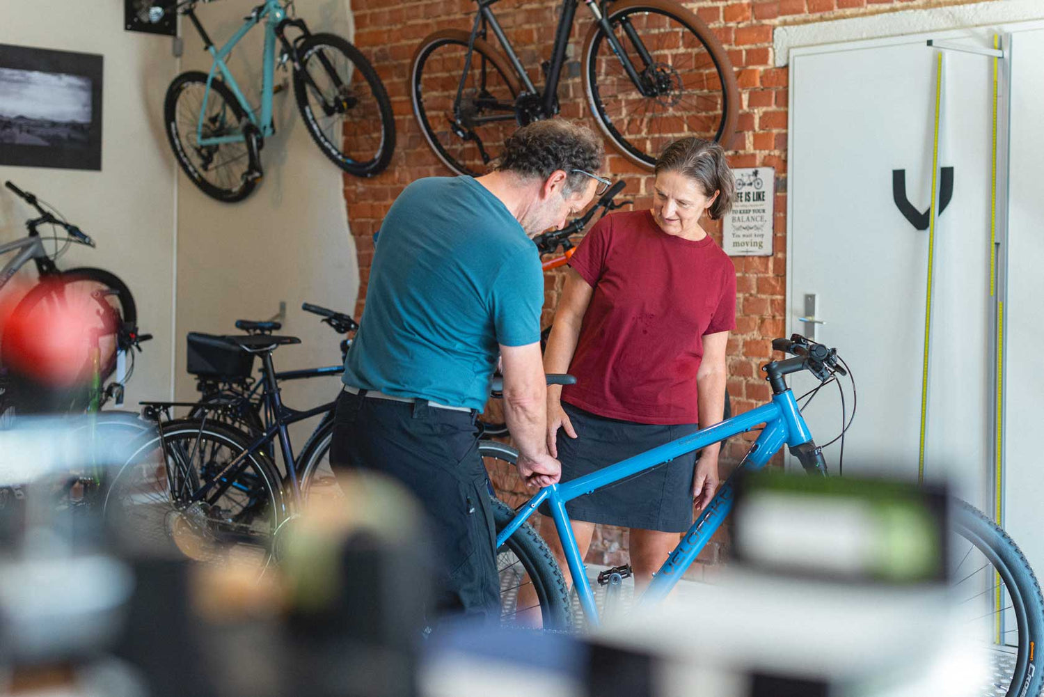 Inhaber Andreas führt eine Fahrradinspektion in seiner Werkstatt durch.