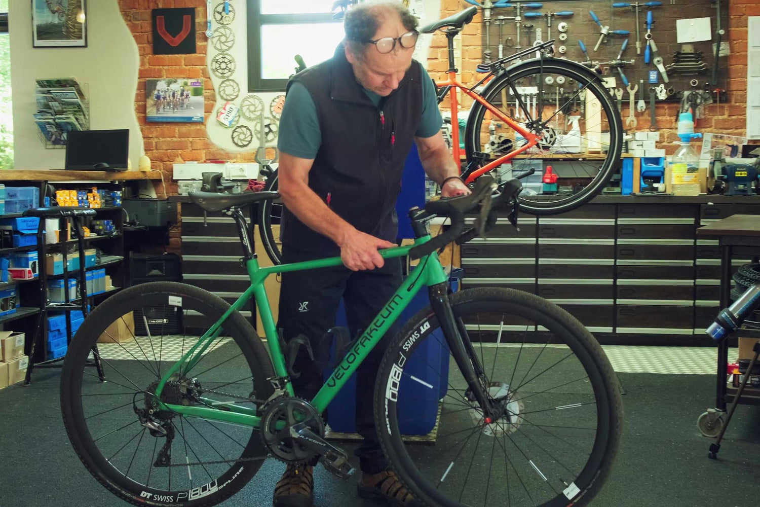 Inhaber Andreas in seiner Fahrradwerkstatt.