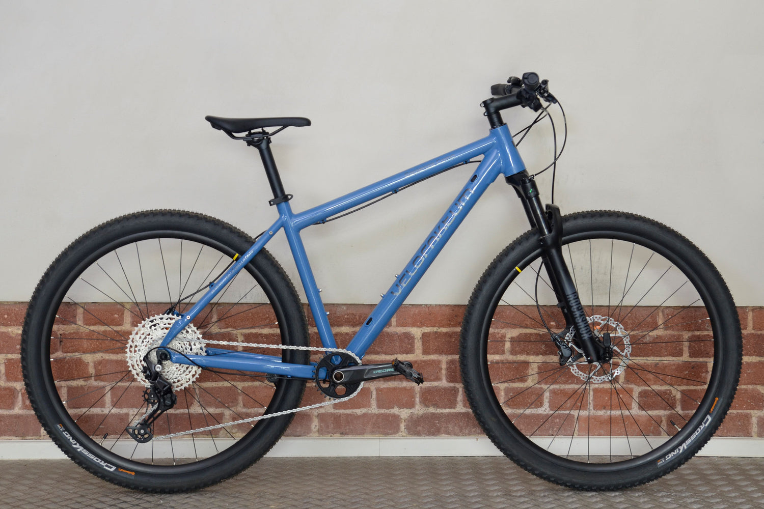 Fahrrad Mountainbike von Velofaktum in taubenblau mit silberner Schrift.