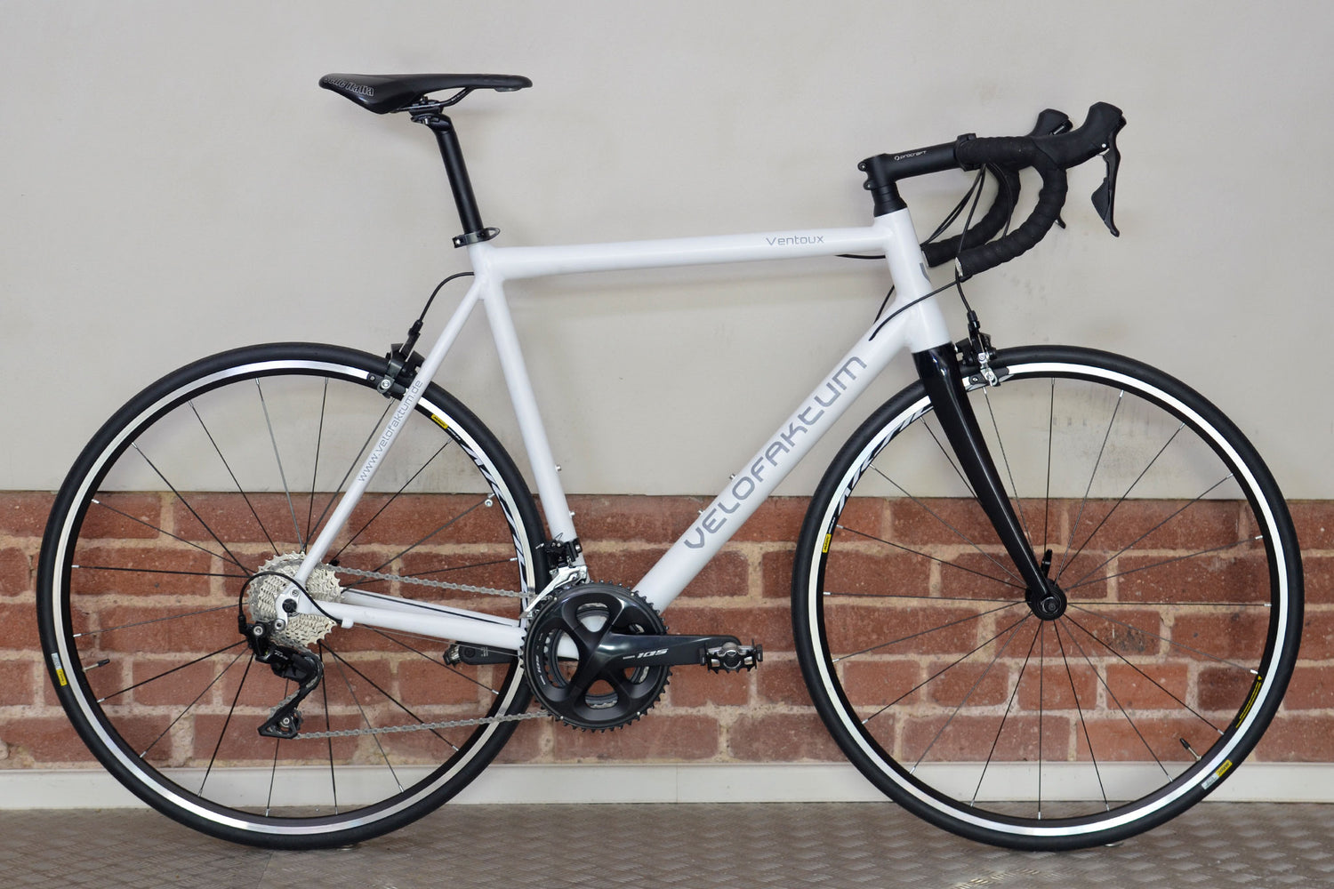 Fahrrad Rennrad von Velofaktum in Schneeweiß it silberner Schrift.