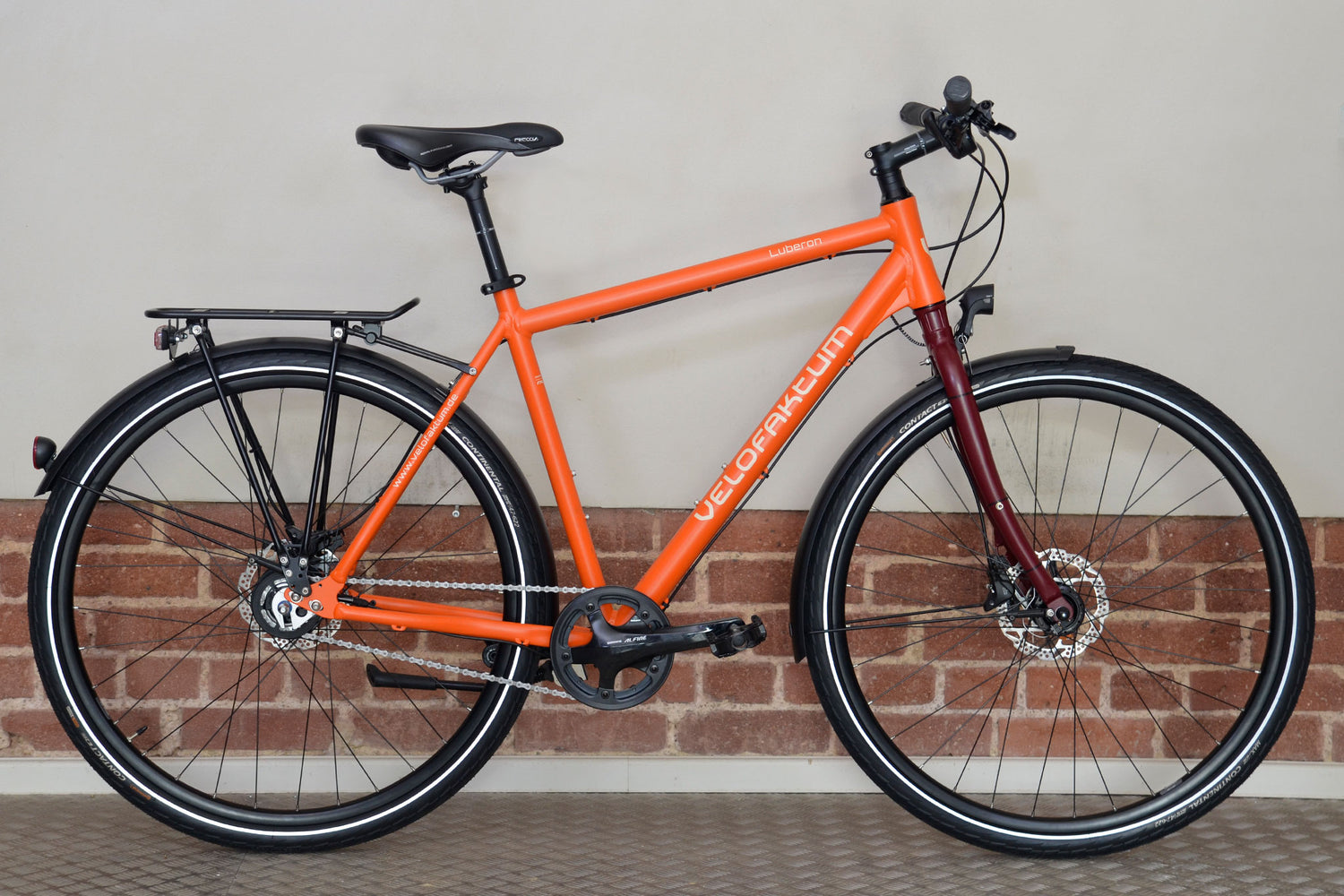 Fahrrad Trekkingbike von Velofaktum in knall orange mit beiger Schrift.