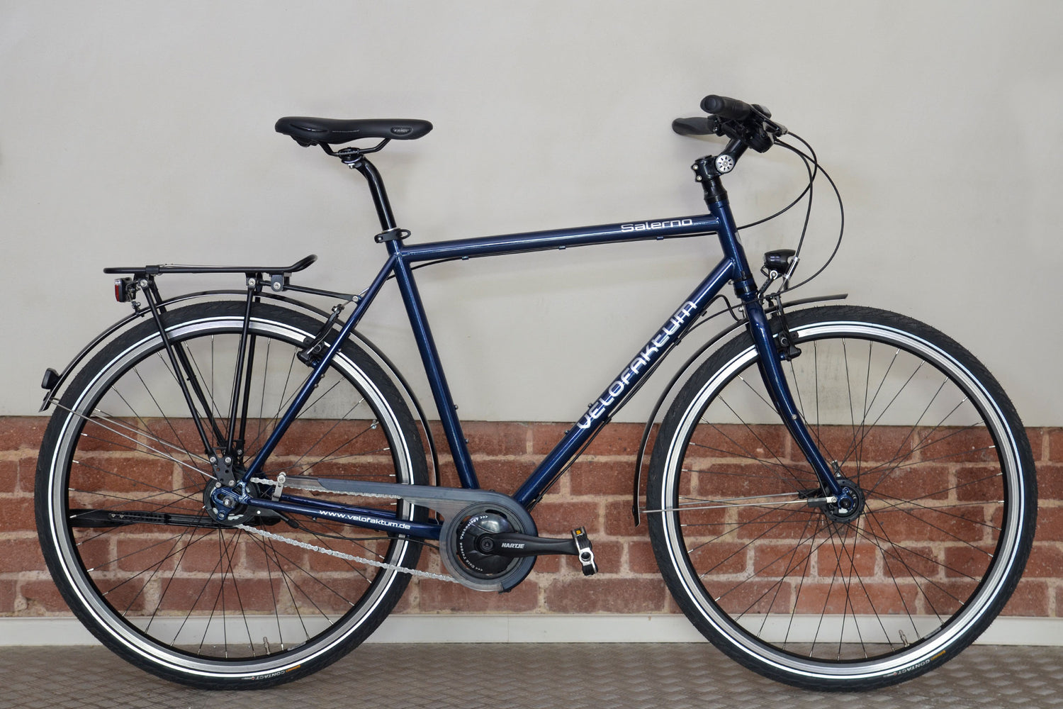 Fahrrad Trekkingbike von Velofaktum in dunkelblau mit silberner Schrift.