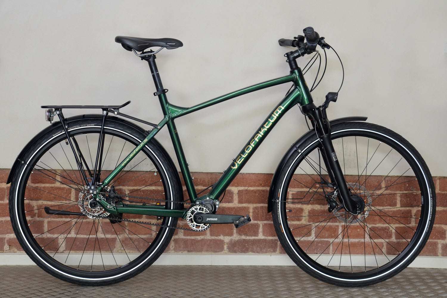 Fahrrad Trekkingbike von Velofaktum in tannengrün mit goldener Schrift.