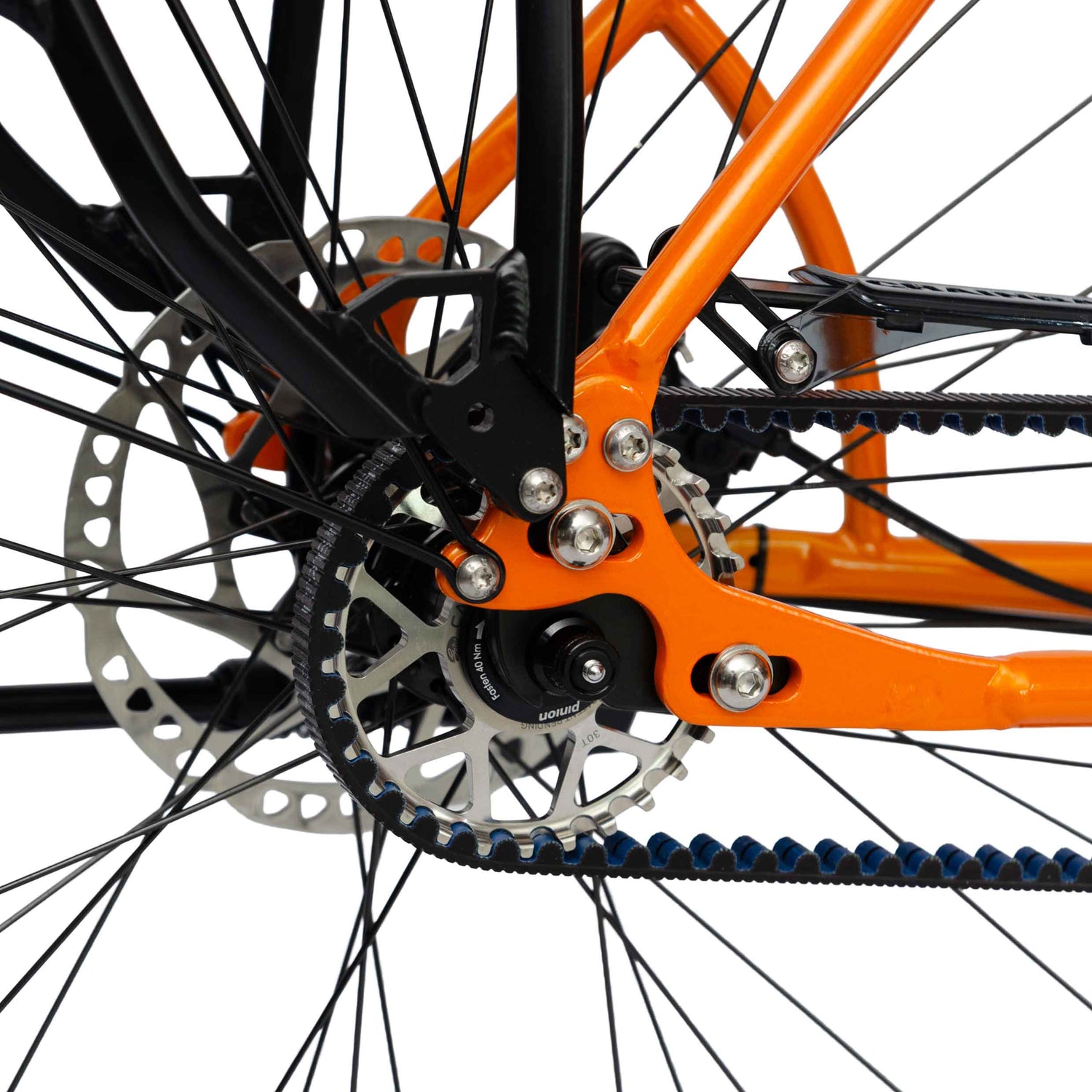 ein hinterrad mit riemenscheibe