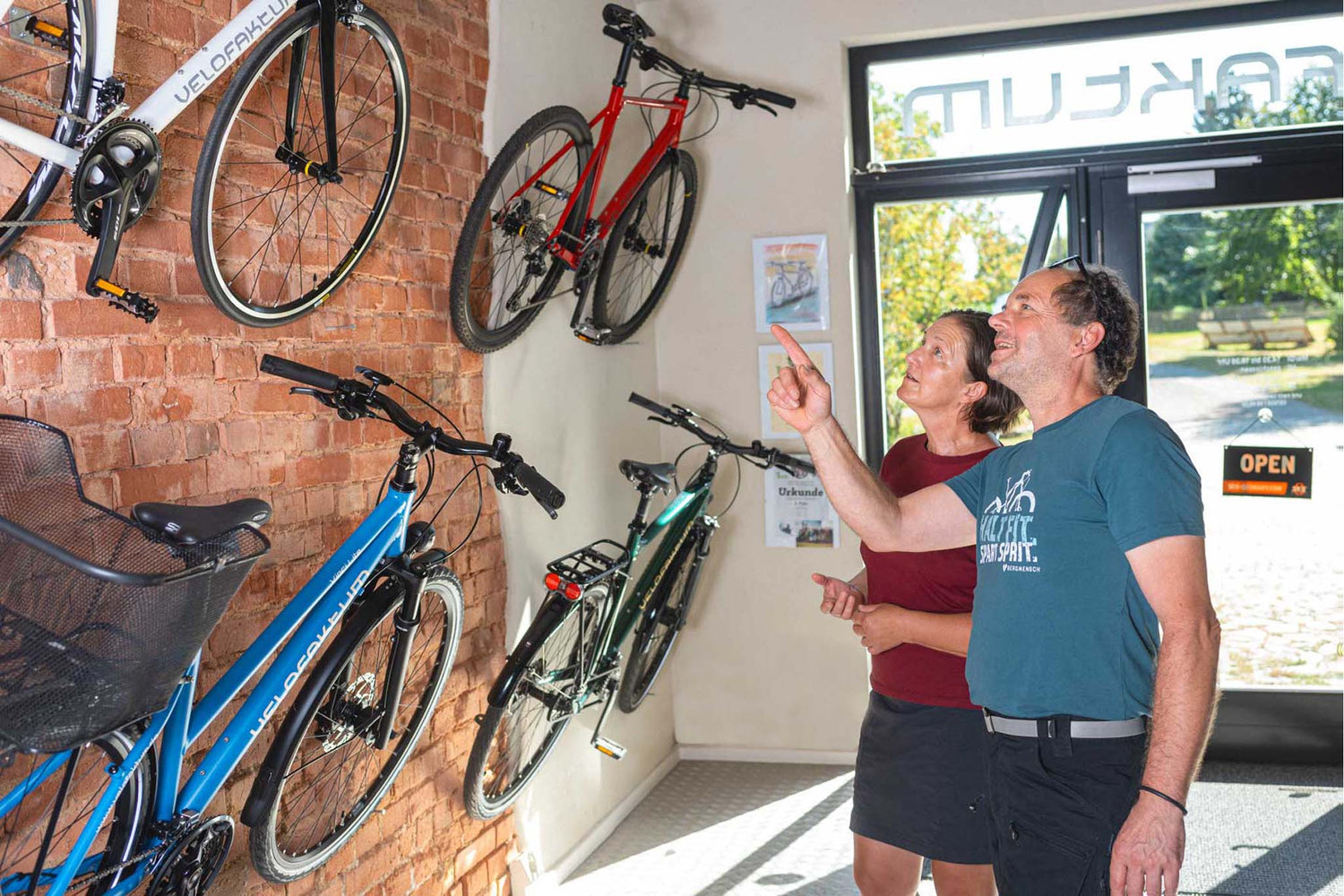 Inhaber Andreas berät seine Kundin individuell zu ihrem Fahrradkauf bei Velofaktum.